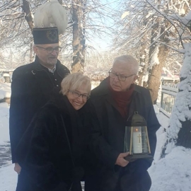 Zapalenie znicza na cmentarzu