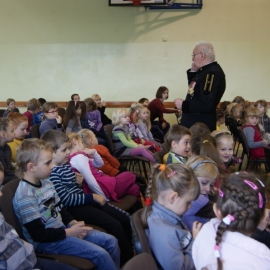Członek Bractwa Gwarków z wiztą barbórkową w przedszkolu