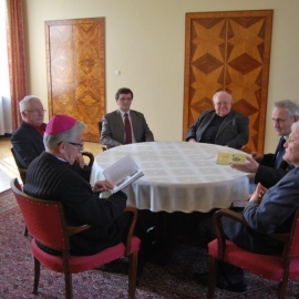 Spotkanie autorów 8 Pocztu Gwarków z Arcybiskupem Wiktorem Skworcem